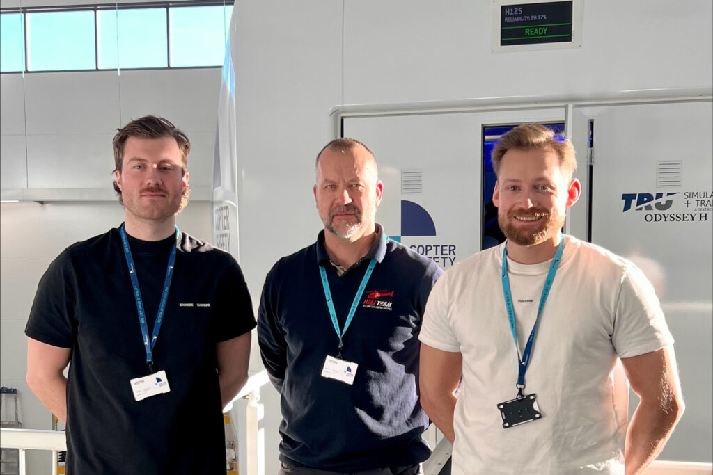 3 forventningsfulle piloter klare for simulatortrening